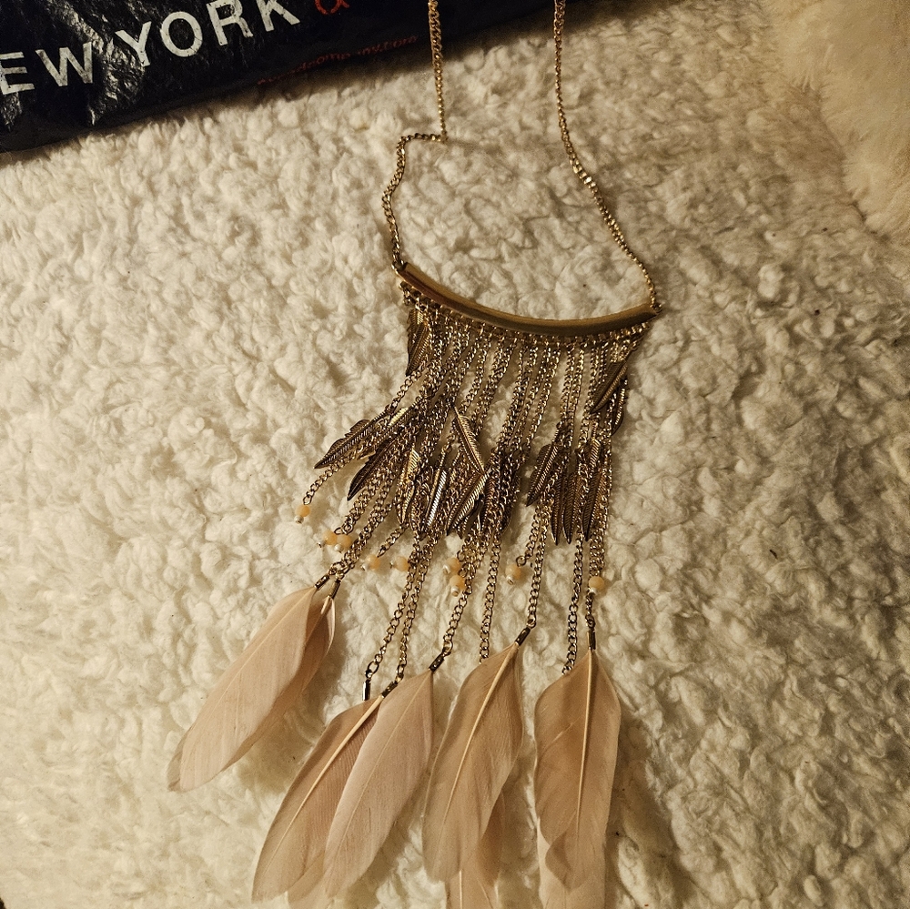 NEW YORK AND COMPANY Sexy Gold Draping Necklace Peach Colored Feathers 21" - Picture 4 of 6
